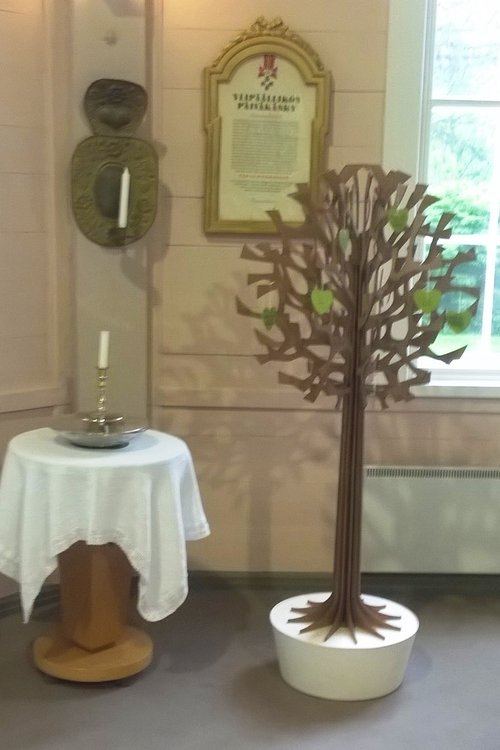 Kuvassa Piippolan kirkossa oleva kastepuu