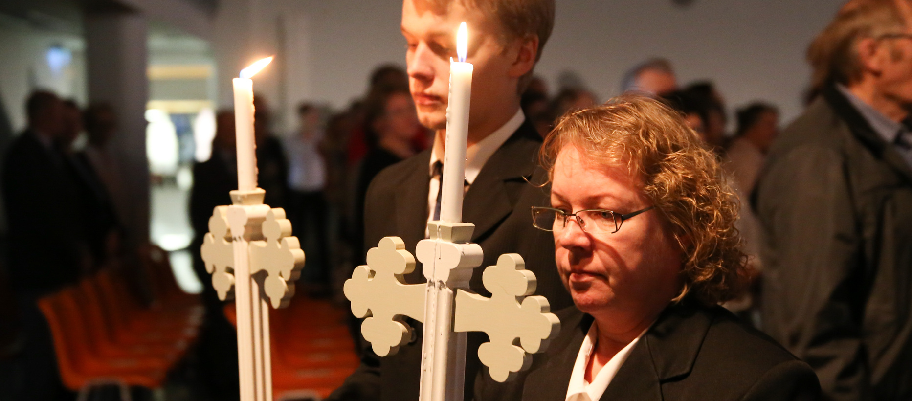 Kynttilän kantajat ristisaatossa piispanmessussa_XL.jpg