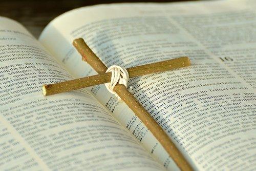 Raamatun päällä puinen risti