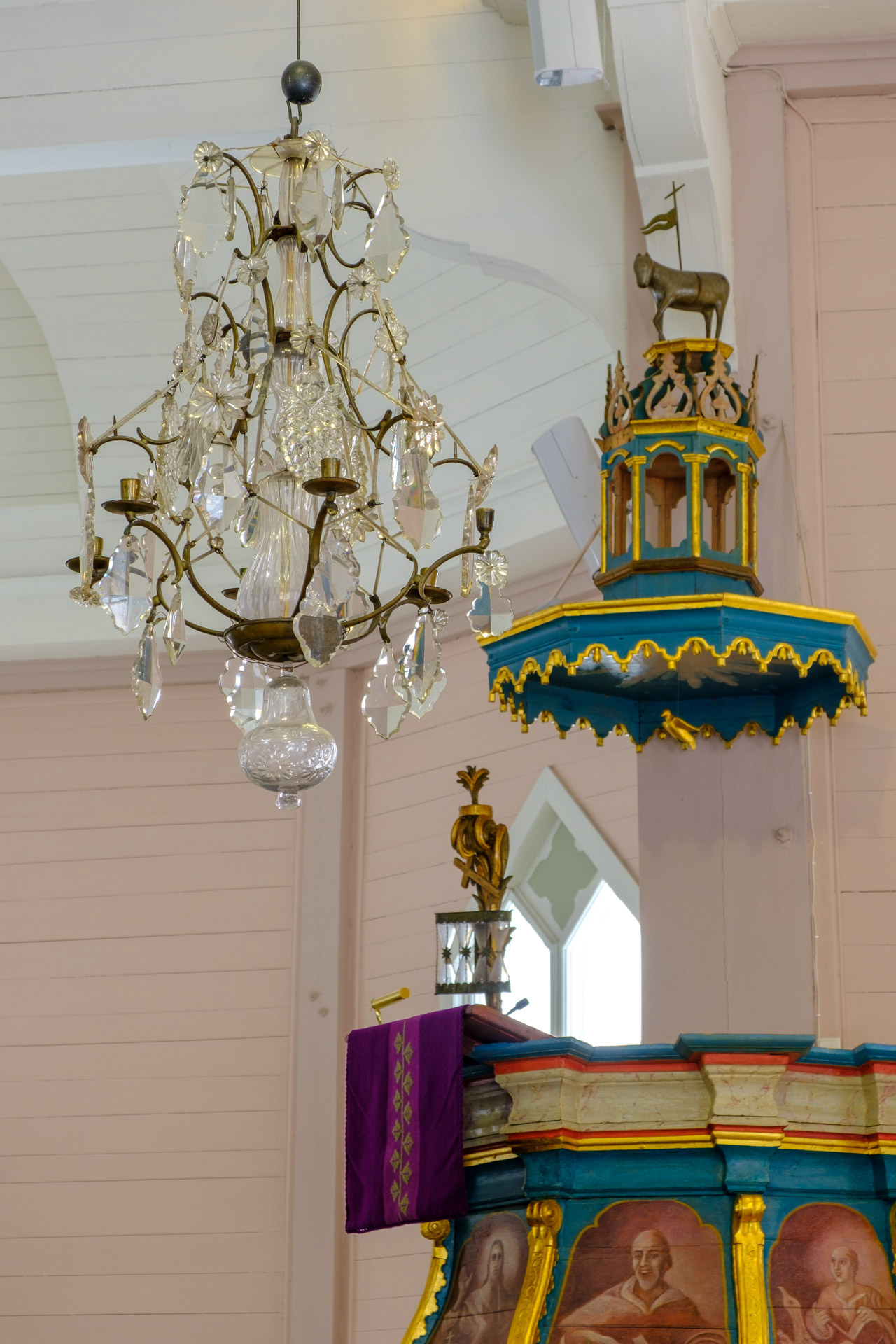 Piippolan kirkko saarnastuolin kaikukatos ja kynttiläkruunu.jpeg